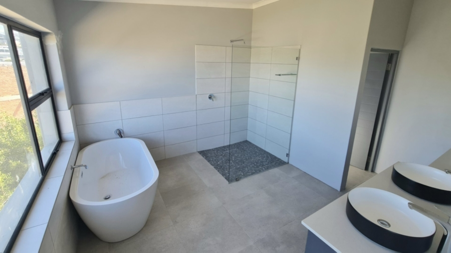 4 Bedroom Property for Sale in Whale Rock Western Cape